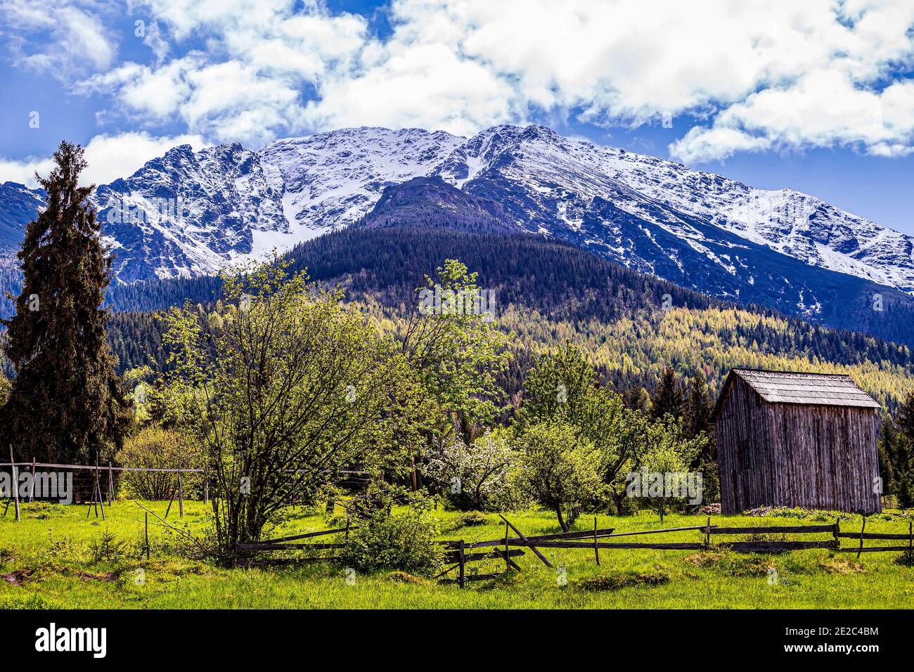 Paysage alpin dans les montagnes Rodnei. Photo prise près de Borsa, région de Transylvanie, Roumanie le 1er juin 2020. Banque D'Images