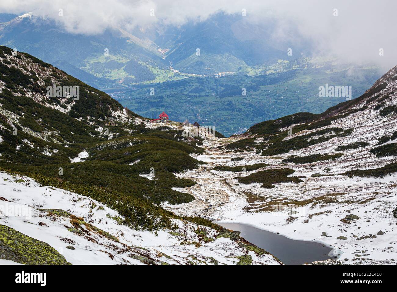 Paysage alpin dans les montagnes Rodnei. Photo prise du pic Pietrosul Rodnei, région de Transylvanie, Roumanie le 1er juin 2020 Banque D'Images
