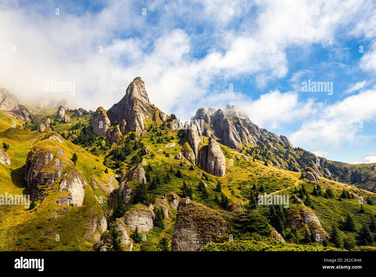 Paysage alpin avec ciel spectaculaire du massif de Ciucas, partie des montagnes carpathes (vue sur la formation rocheuse de Tigaile mari). Photo prise le 5 septembre Banque D'Images