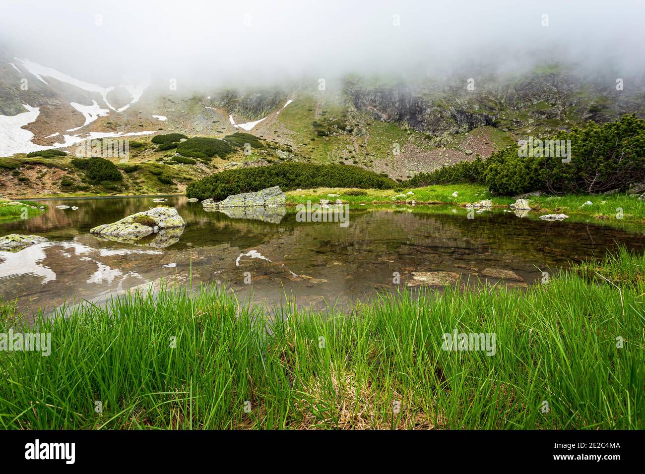 Une petite livre (lac glaciaire) vue dans un brouillard, jour d'été sur les montagnes de Godeanu. Photo prise le 21 juin 2020 lors d'une randonnée sur la Carpe du Sud Banque D'Images