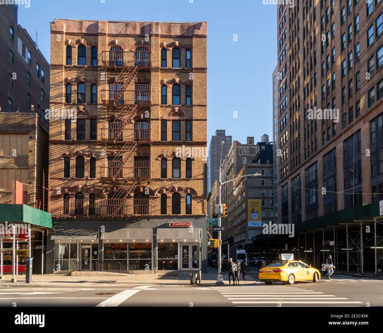 Immeuble d'appartements dans le quartier Chelsea de New York, avec un restaurant Chipotle dans leur espace de vente au détail, le samedi 2 janvier 2021. (© Richard B. Levine) Banque D'Images