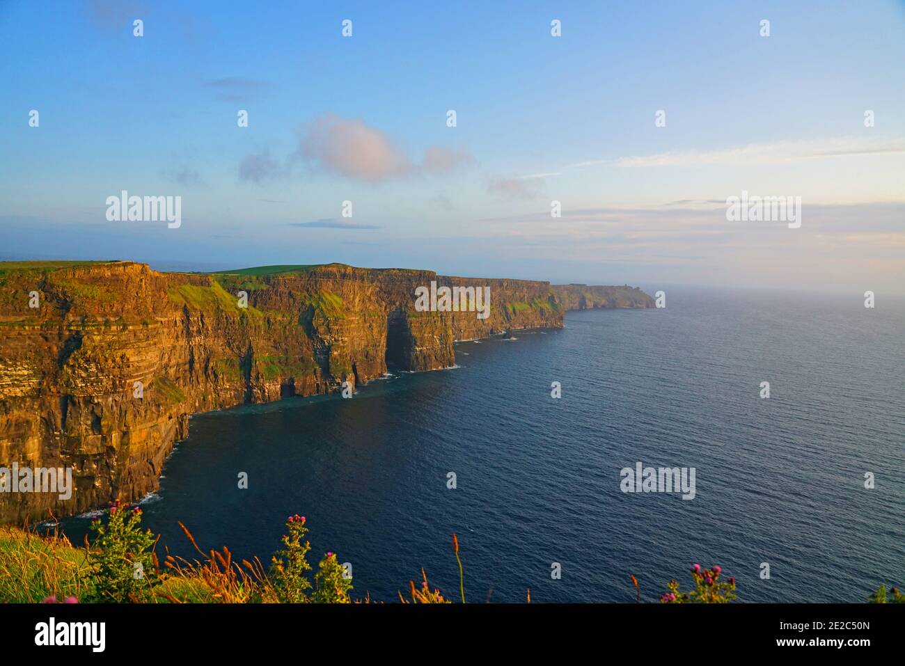 Coucher de soleil sur les falaises de Moher à Co. Clare, Irlande. Banque D'Images