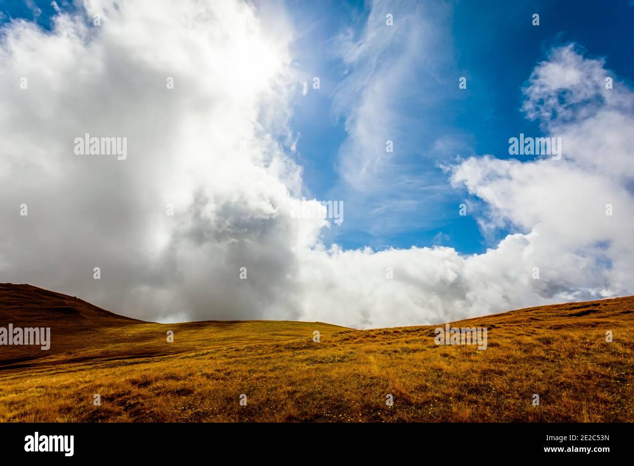 Scène spectaculaire de skyscape, comme une peinture, vue lors d'une belle journée d'été. Photo prise le 21 juin 2020 au cours d'une randonnée sur la Moune des Carpates du Sud Banque D'Images