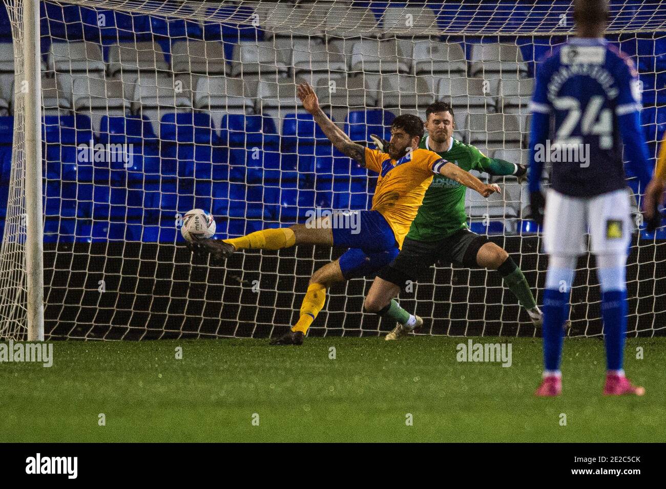 Oldham, Royaume-Uni. 13 janvier 2021. Ryan Sweeney de Mansfield Town brouille le ballon devant Ian Lawlor, gardien de but Athletic d'Oldham, pour ses côtés deuxième but lors du match Sky Bet League 2 à Boundary Park, Oldham photo de Matt Wilkinson/Focus Images/Sipa USA 13/01/2021 crédit: SIPA USA/Alay Live News Banque D'Images