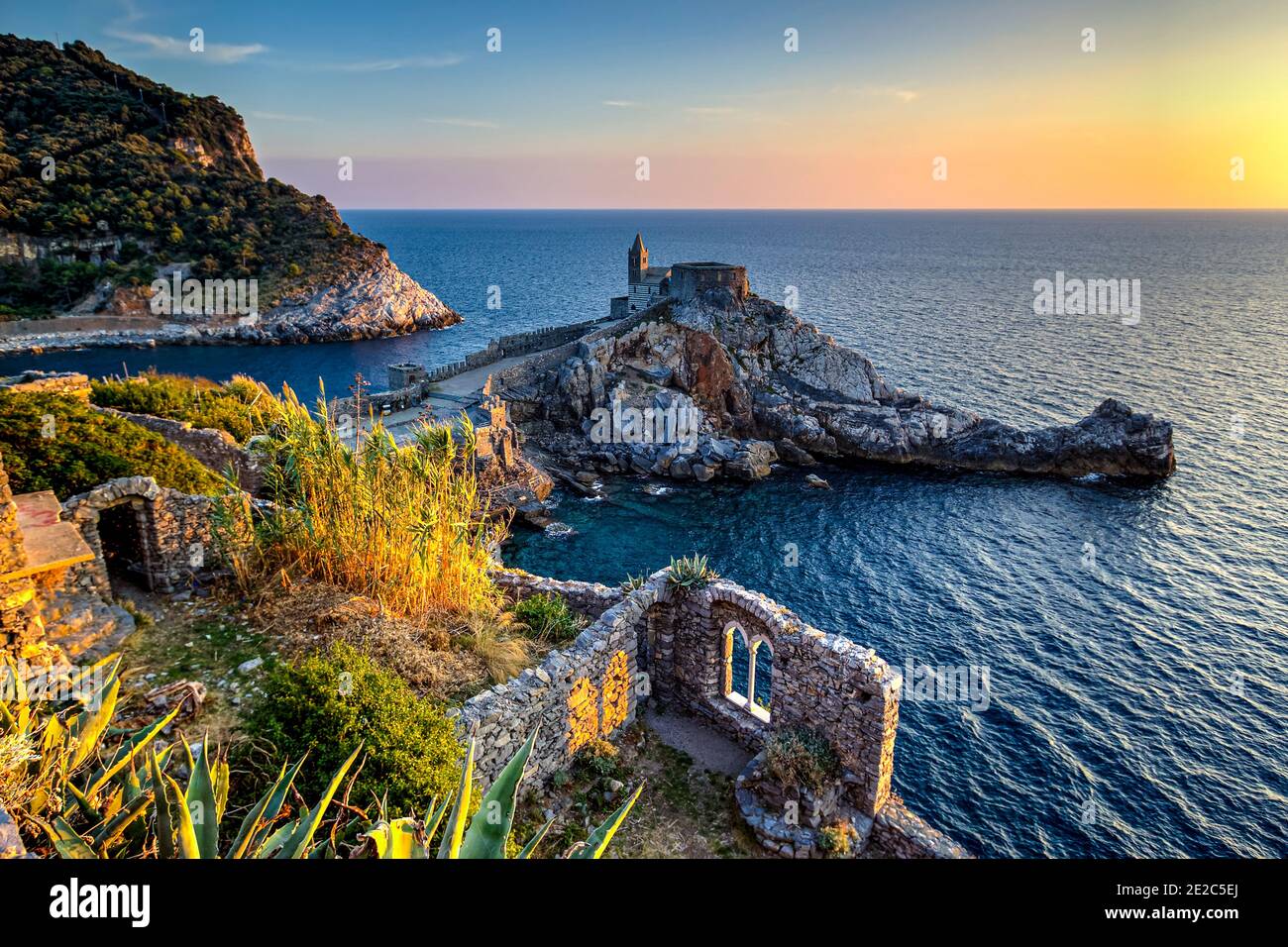 Église San Pietro à Porto Venere contre un coucher de soleil spectaculaire sur la mer. Photo prise le 28 septembre 2016 du château de Doria dans la ville de Porto V. Banque D'Images