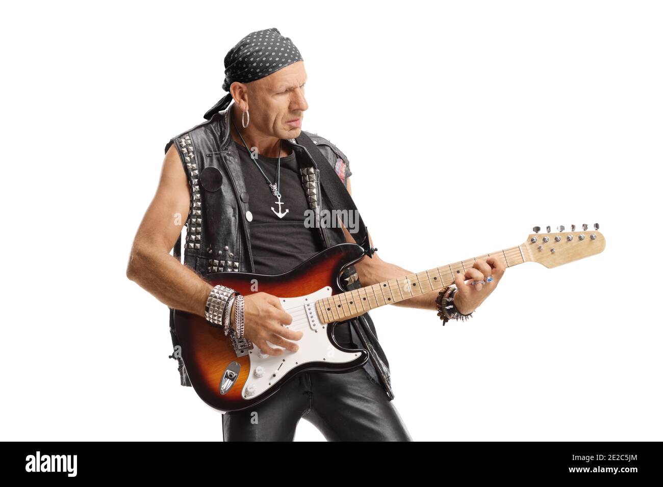 Rock star jouant une guitare isolée sur fond blanc Banque D'Images