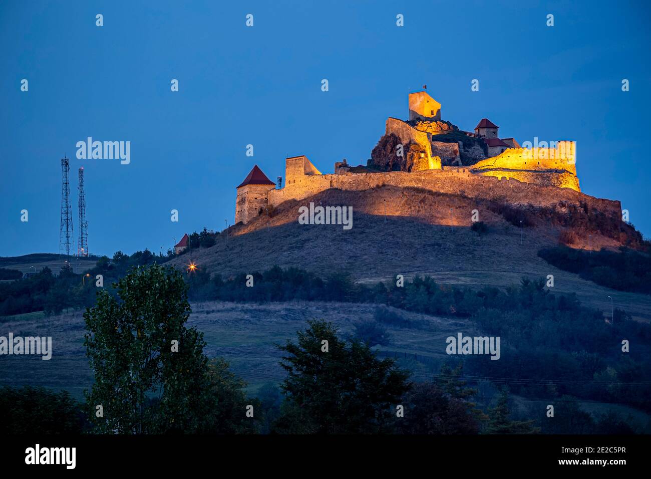 L'ancienne citadelle médiévale de Rupea vue à l'heure bleue. Photo prise le 2 octobre 2020, comté de Brasov, Roumanie. Banque D'Images