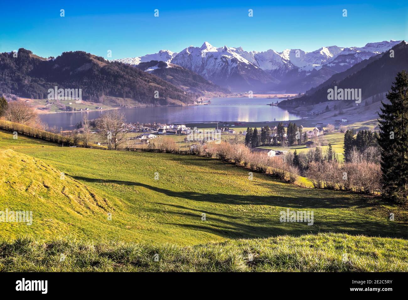 Lac de Sihlsee vu de la colline d'Einsiedeln en hiver ensoleillé. Photo prise le 1er janvier 2020 à Einsiedeln, Suisse. Banque D'Images