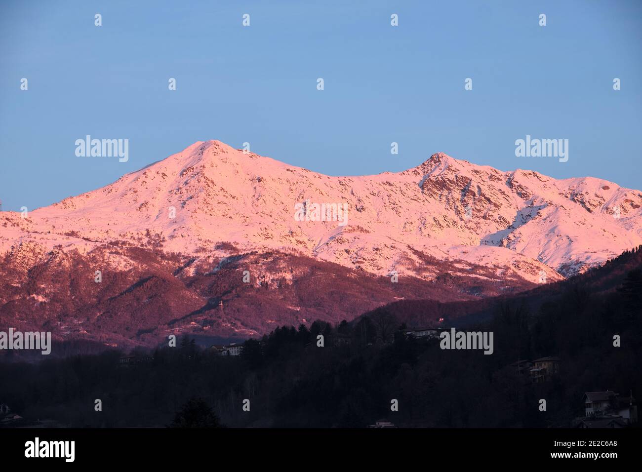 Profil d'un Piémont alp surplombe la vallée du po immergée dans un coucher de soleil rose Banque D'Images