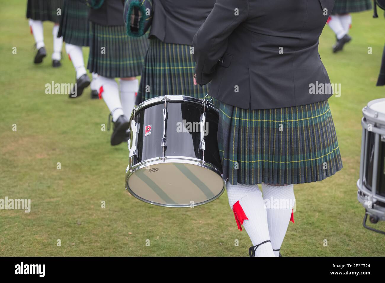 Détail d'un kilt écossais et d'un collier de tuyau de marche de la taille vers le bas. Banque D'Images