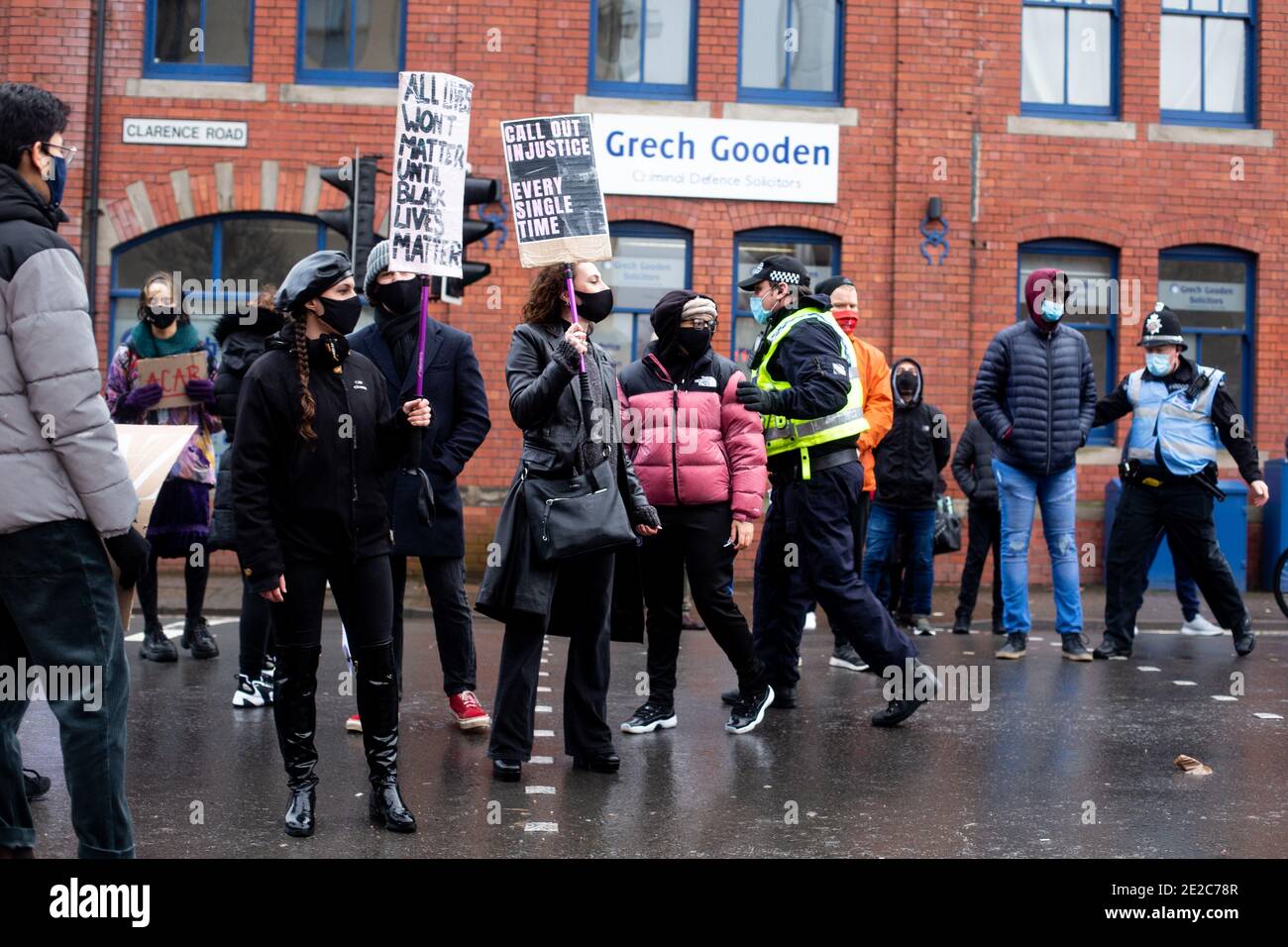 Les manifestants se réunissent à l'extérieur du poste de police de Cardiff Bay en solidarité pour obtenir des réponses et justice pour la mort de Mohamud Hassan, 24 ans, qui a été violemment arrêté par la police du sud du pays de Galles le 08/01/21 Banque D'Images