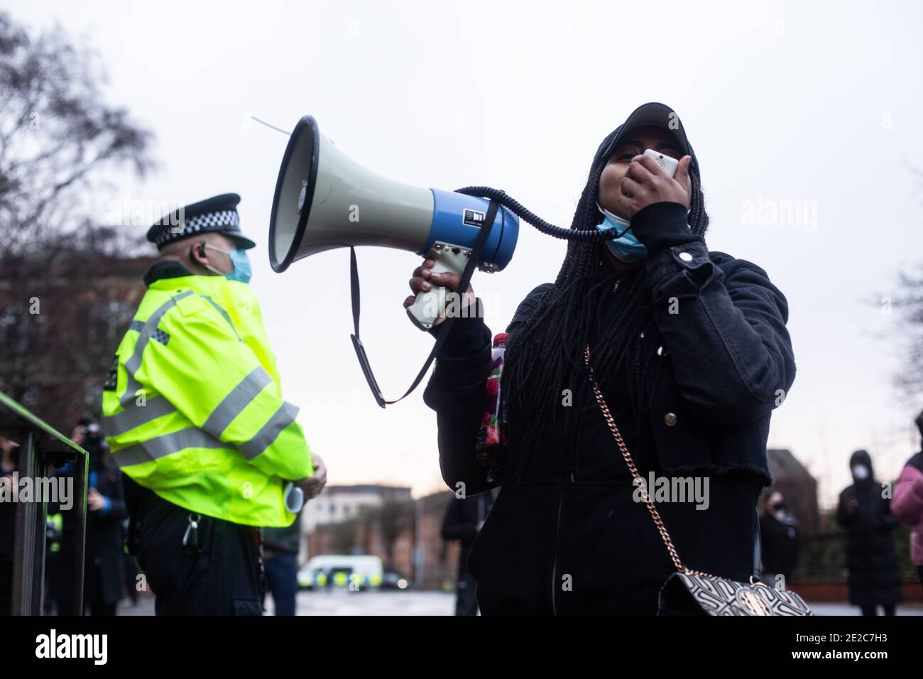 Les manifestants se réunissent à l'extérieur du poste de police de Cardiff Bay en solidarité pour obtenir des réponses et justice pour la mort de Mohamud Hassan, 24 ans, qui a été violemment arrêté par la police du sud du pays de Galles le 08/01/21 Banque D'Images