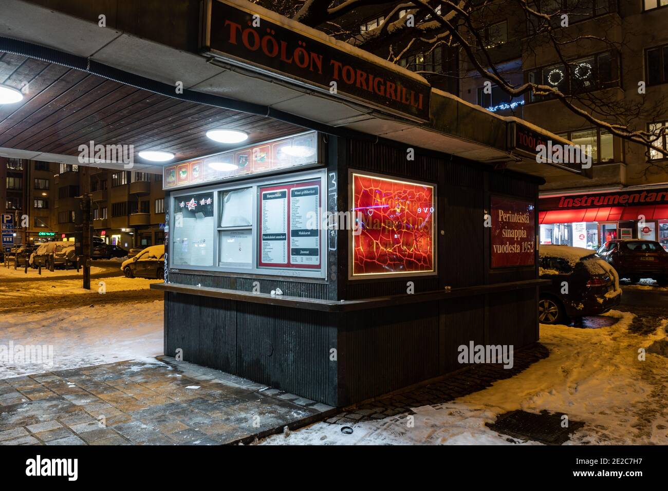 Töölön Torigrillei après la tombée de la nuit. Célèbre kiosque de restauration rapide près de la place Töölöntori à Helsinki, en Finlande Banque D'Images