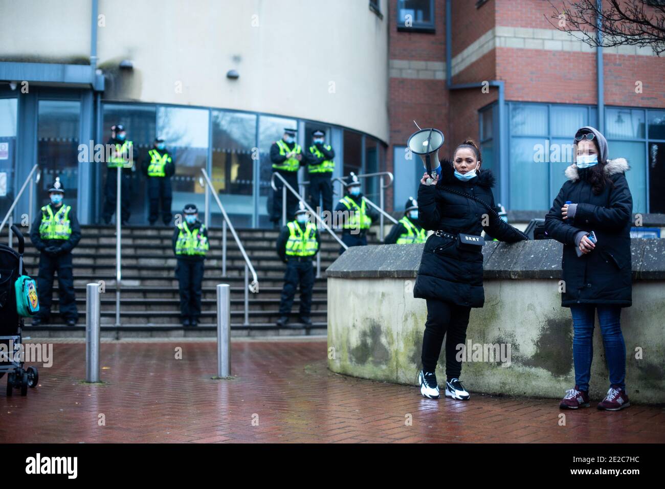 Les manifestants se réunissent à l'extérieur du poste de police de Cardiff Bay en solidarité pour obtenir des réponses et justice pour la mort de Mohamud Hassan, 24 ans, qui a été violemment arrêté par la police du sud du pays de Galles le 08/01/21 Banque D'Images