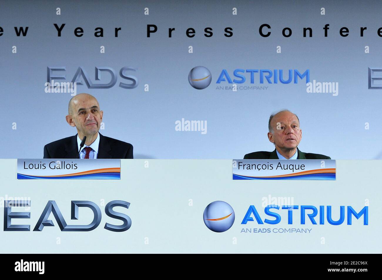 Louis Gallois, PDG d’EADS, et François Auque, PDG d’Astrium, donnent une conférence de presse à Astrium, à les Mureaux, près de Paris, le 12 janvier 2011. Photo de Nicolas Gouhier/ABACAPRESS.COM Banque D'Images