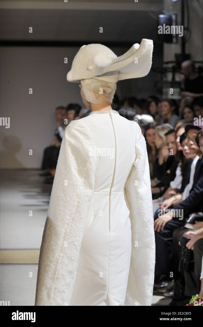 Un modèle présente une création pour le spectacle de la collection Printemps-été 2012 prêt-à-porter de la Comme des Garcons à Paris, France, le 1er octobre 2011. Photo d'Alain Gil-Gonzalez/ABACAPRESS.COM Banque D'Images