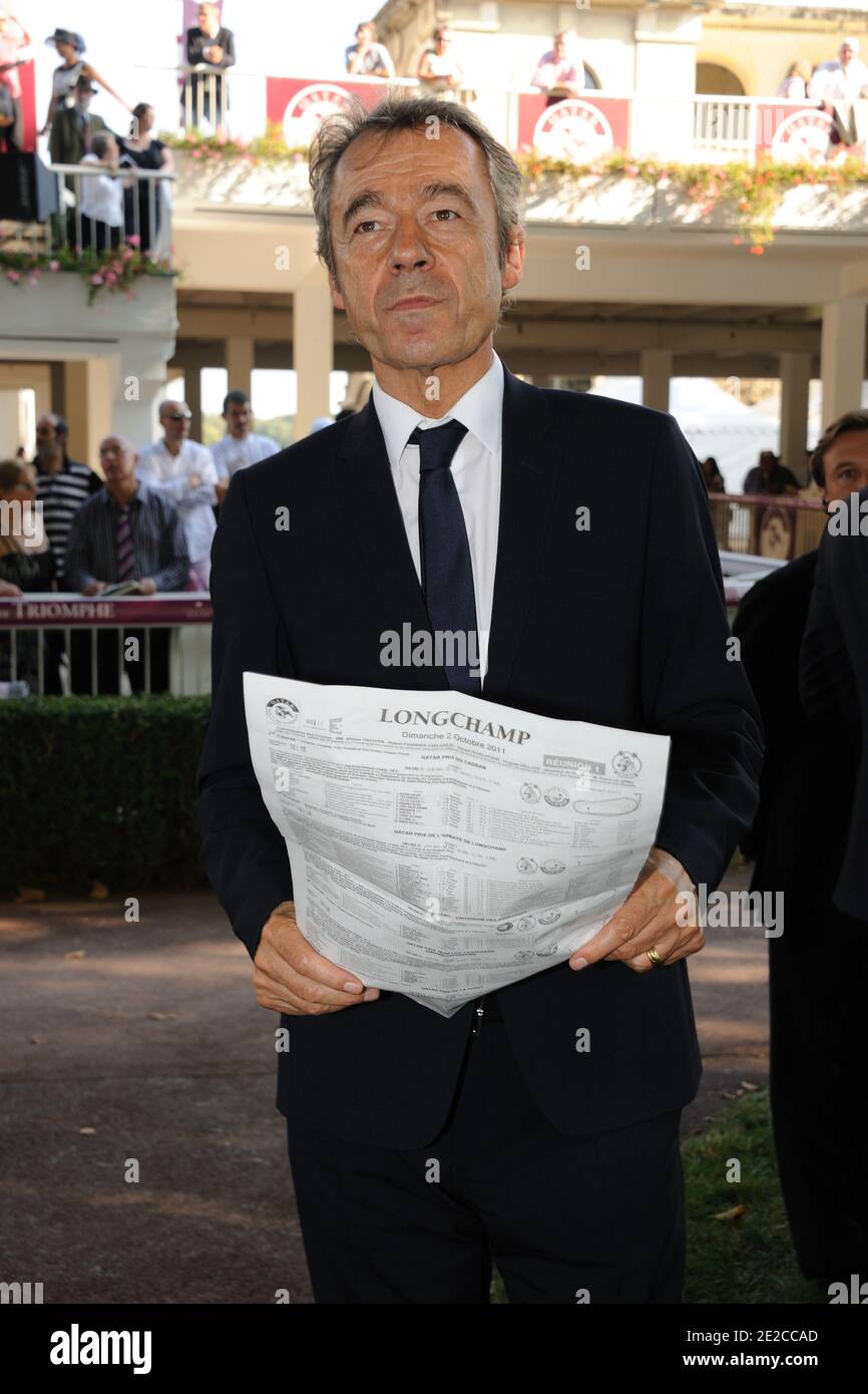 Michel Denisot participant à la 90e édition du prix Qatar Arc de Triomphe à l'hippodrome de Longchamp le 2 octobre 2011 à Paris, France. Photo d'Alban Wyters/ABACAPRESS.COM Banque D'Images