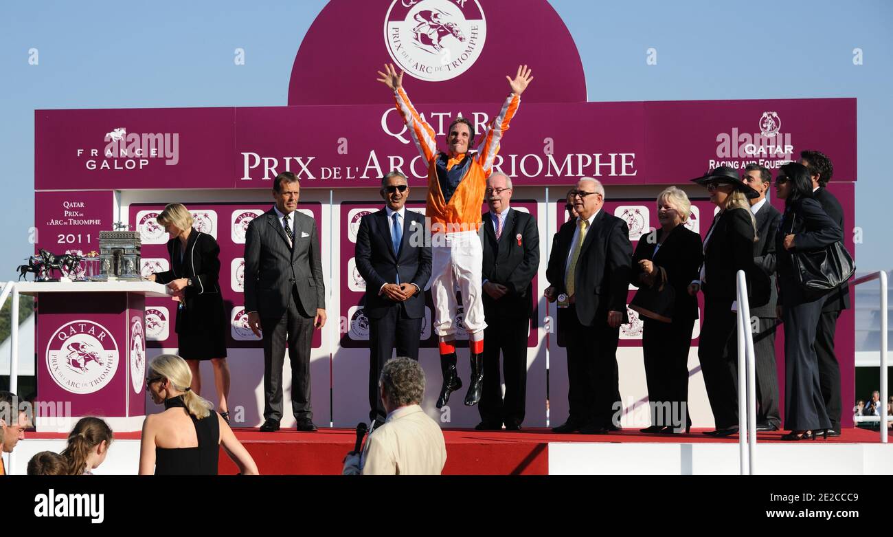 Danedream, monté par Andreas Starke, remporte la 90e édition du prix Qatar Arc de Triomphe à l'hippodrome de Longchamp le 2 octobre 2011 à Paris, France. Photo d'Alban Wyters/ABACAPRESS.COM Banque D'Images