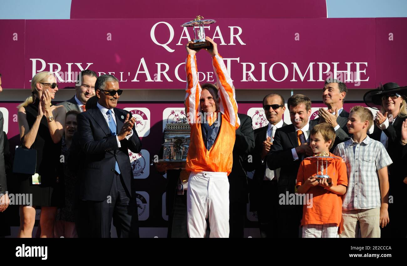 Danedream, monté par Andreas Starke, remporte la 90e édition du prix Qatar Arc de Triomphe à l'hippodrome de Longchamp le 2 octobre 2011 à Paris, France. Photo d'Alban Wyters/ABACAPRESS.COM Banque D'Images