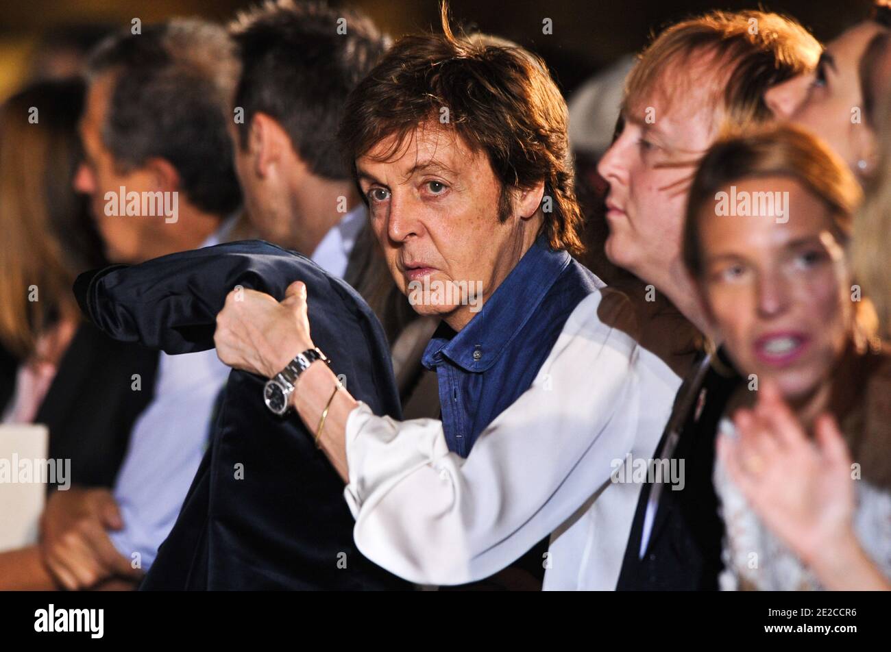 Paul McCartney, James McCartney participant au spectacle prêt-à-porter de Stella McCartney Printemps/été 2012 lors de la semaine de la mode à Paris, France, le 3 octobre 2011. Photo de Thierry Orban/ABACAPRESS.COM Banque D'Images