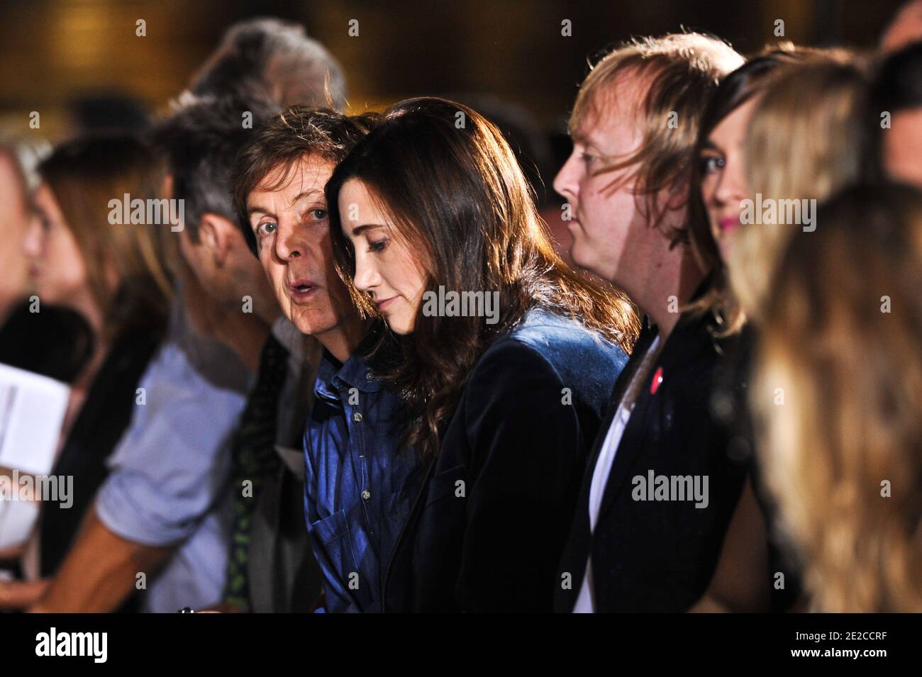 Paul McCartney, Nancy Shevell, James McCartney participant au spectacle Stella McCartney prêt-à-porter Printemps/été 2012 lors de la semaine de la mode à Paris, France, le 3 octobre 2011. Photo de Thierry Orban/ABACAPRESS.COM Banque D'Images