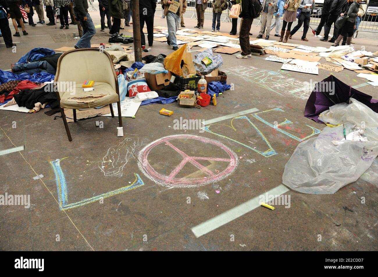 Les manifestants vivent les conditions et les ordures dans le parc Zucotti du quartier financier de New York, lors de la manifestation de Wall Street, le lundi 3 octobre 2011. Photo par Graylock/ABACAPRESS.COM Banque D'Images Les manifestants vivent les conditions et les ordures dans le parc Zucotti du quartier financier de New York, lors de la manifestation de Wall Street, le lundi 3 octobre 2011. Photo par Graylock/ABACAPRESS.COM Banque D'Images