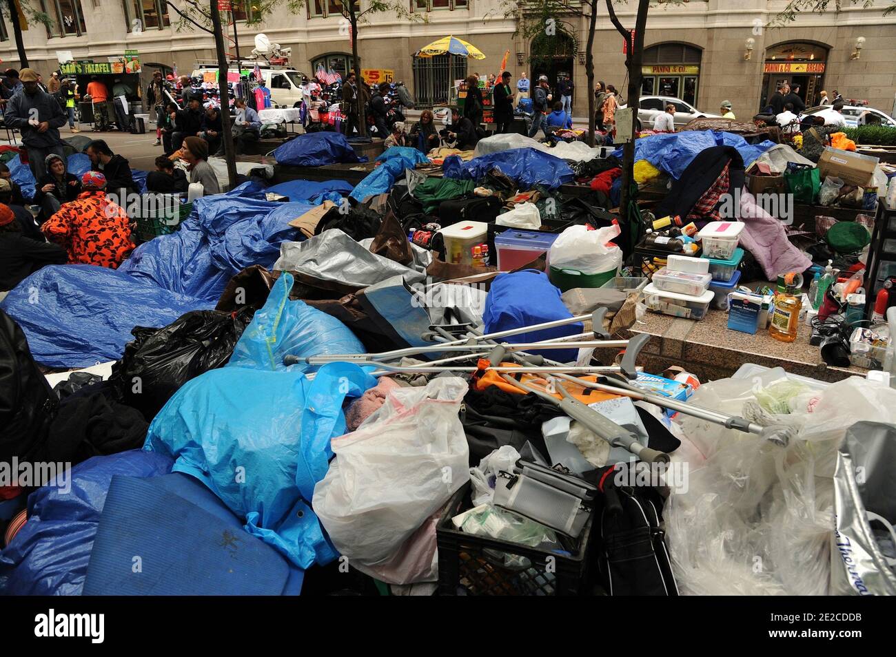 Les manifestants vivent les conditions et les ordures dans le parc Zucotti du quartier financier de New York, lors de la manifestation de Wall Street, le lundi 3 octobre 2011. Photo par Graylock/ABACAPRESS.COM Banque D'Images Les manifestants vivent les conditions et les ordures dans le parc Zucotti du quartier financier de New York, lors de la manifestation de Wall Street, le lundi 3 octobre 2011. Photo par Graylock/ABACAPRESS.COM Banque D'Images