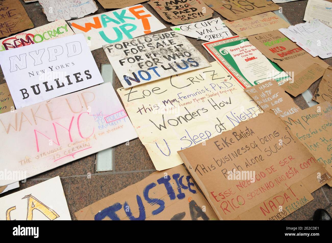 Panneaux de protestation de Wall Street exposés dans le quartier financier de New York Zucotti Park, lors de la manifestation de Wall Street, le lundi 3 octobre 2011. Photo par Graylock/ABACAPRESS.COM Banque D'Images Panneaux de protestation de Wall Street exposés dans le quartier financier de New York Zucotti Park, lors de la manifestation de Wall Street, le lundi 3 octobre 2011. Photo par Graylock/ABACAPRESS.COM Banque D'Images