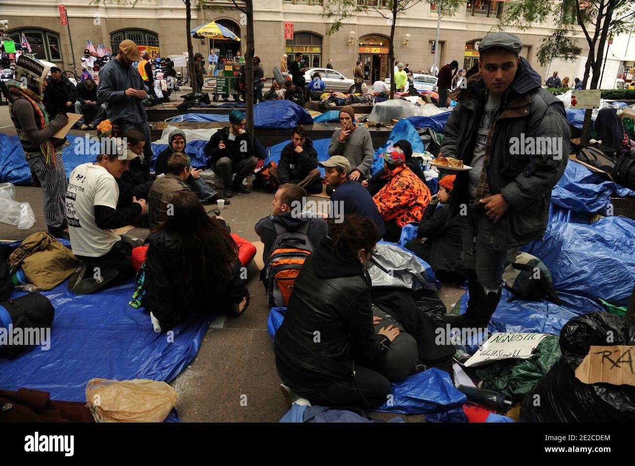 Les manifestants vivent les conditions et les ordures dans le parc Zucotti du quartier financier de New York, lors de la manifestation de Wall Street, le lundi 3 octobre 2011. Photo par Graylock/ABACAPRESS.COM Banque D'Images Les manifestants vivent les conditions et les ordures dans le parc Zucotti du quartier financier de New York, lors de la manifestation de Wall Street, le lundi 3 octobre 2011. Photo par Graylock/ABACAPRESS.COM Banque D'Images