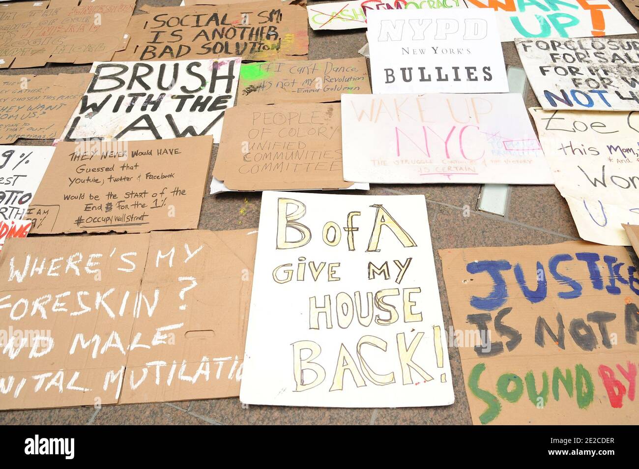 Panneaux de protestation de Wall Street exposés dans le quartier financier de New York Zucotti Park, lors de la manifestation de Wall Street, le lundi 3 octobre 2011. Photo par Graylock/ABACAPRESS.COM Banque D'Images Panneaux de protestation de Wall Street exposés dans le quartier financier de New York Zucotti Park, lors de la manifestation de Wall Street, le lundi 3 octobre 2011. Photo par Graylock/ABACAPRESS.COM Banque D'Images