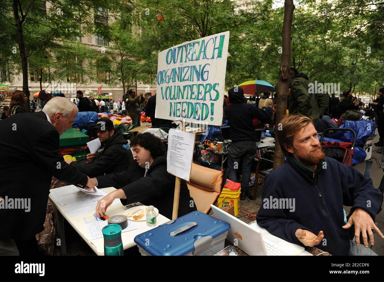 Les manifestants vivent les conditions et les ordures dans le parc Zucotti du quartier financier de New York, lors de la manifestation de Wall Street, le lundi 3 octobre 2011. Photo par Graylock/ABACAPRESS.COM Banque D'Images Les manifestants vivent les conditions et les ordures dans le parc Zucotti du quartier financier de New York, lors de la manifestation de Wall Street, le lundi 3 octobre 2011. Photo par Graylock/ABACAPRESS.COM Banque D'Images