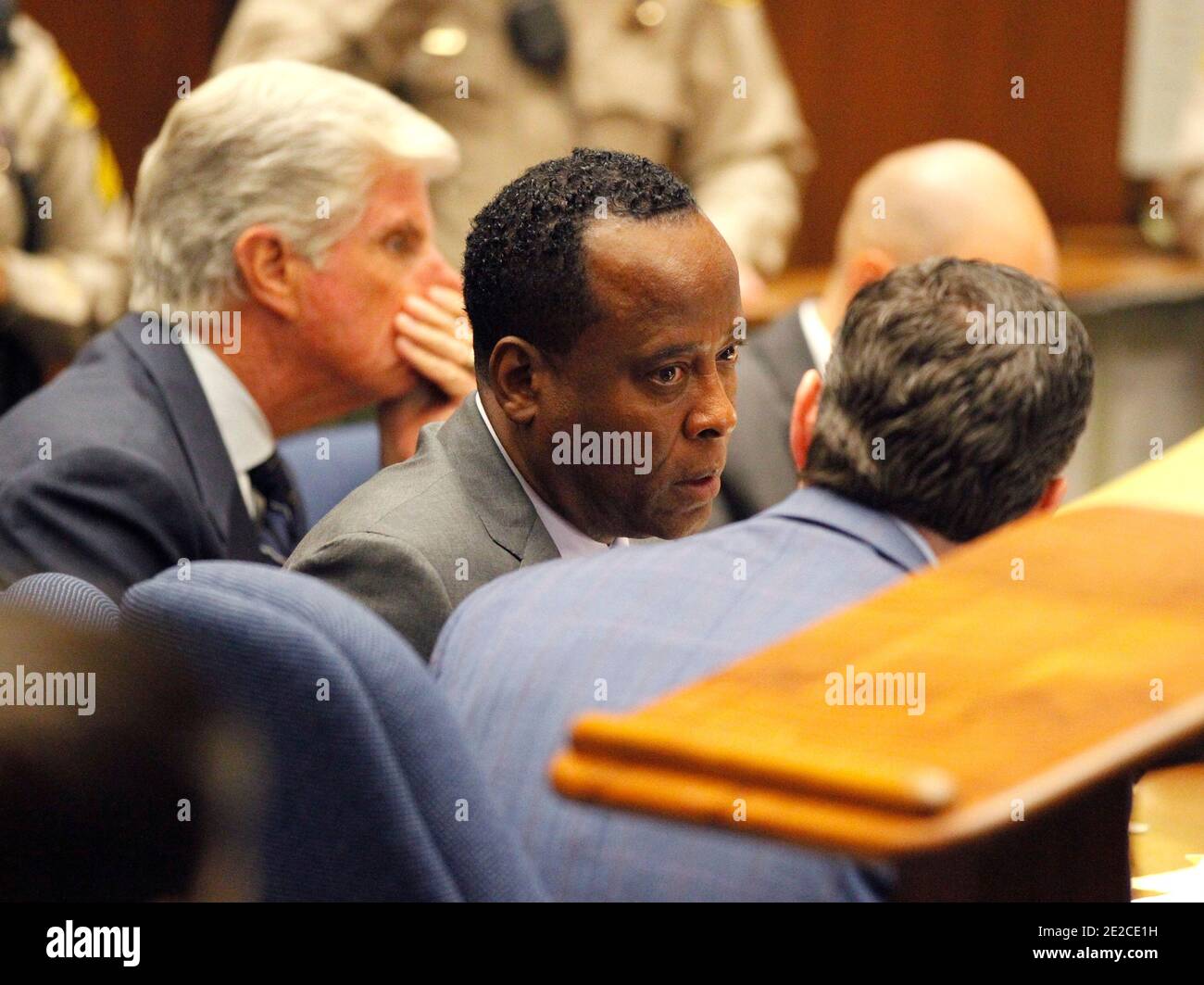 Le Dr Conrad Murray parle avec son avocat Ed Chernoff lors du procès de Murray, à la mort de la pop star Michael Jackson à Los Angeles le 03 octobre 2011. Photo de Mario Anzuoni/Pool/ABACAPRESS.COM Banque D'Images