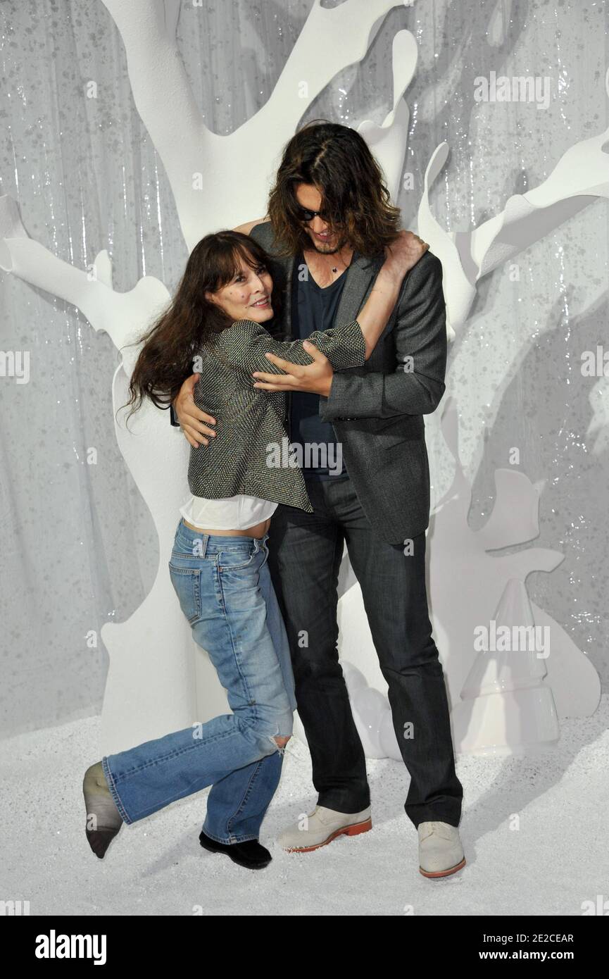 Bambou et son fils Lulu Gainsbourg assistent au spectacle prêt-à-porter de Chanel Printemps/été 2012 lors de la semaine de la mode à Paris au Grand Palais de Paris, France, le 4 octobre 2011. Photo de Thierry Orban/ABACAPRESS.COM Banque D'Images