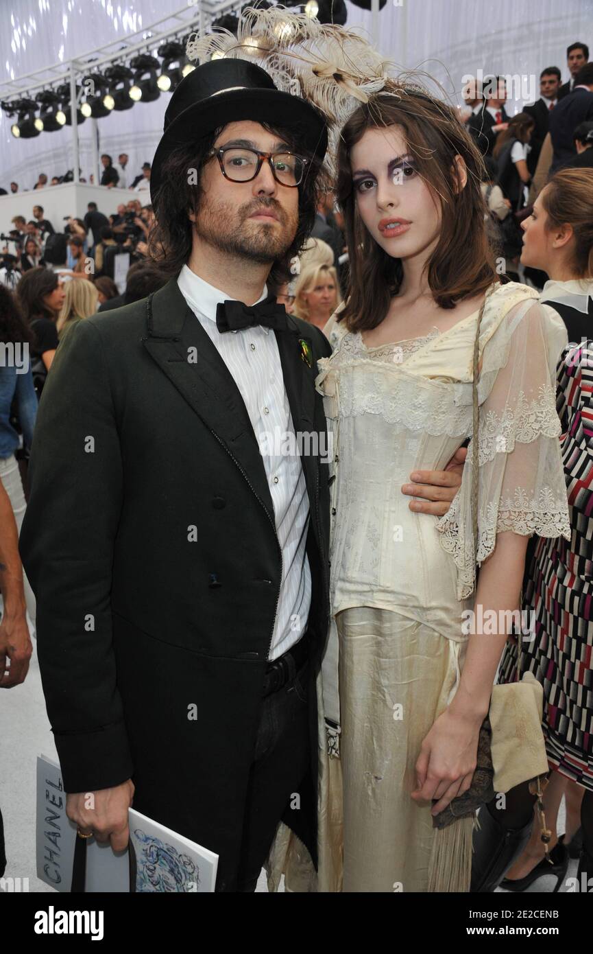 Sean Lennon, sa copine Charlotte Kemp Muhl participant au salon prêt-à-porter de Chanel Printemps/été 2012 lors de la semaine de la mode à Paris au Grand Palais de Paris, France, le 4 octobre 2011. Photo de Thierry Orban/ABACAPRESS.COM Banque D'Images