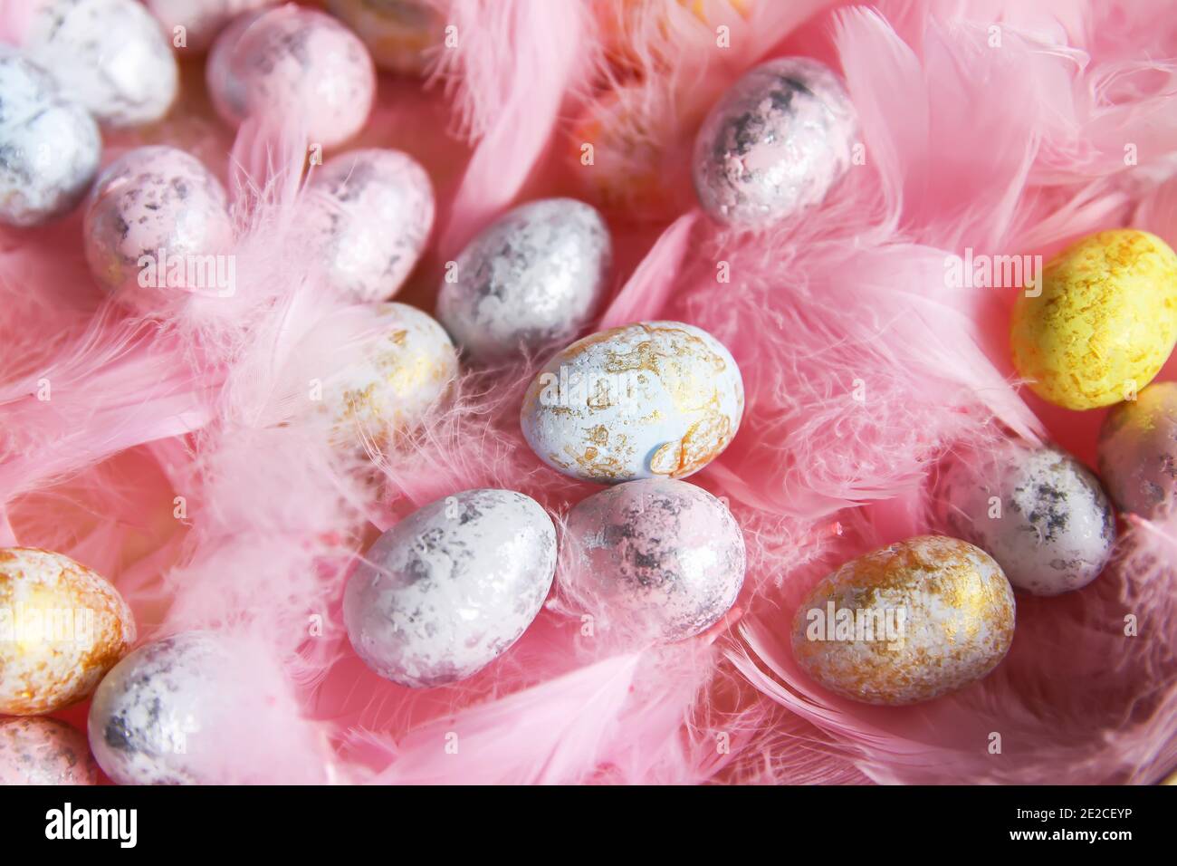Composition de Pâques, décor traditionnel. Petits œufs de couleur et plumes douces. Banque D'Images