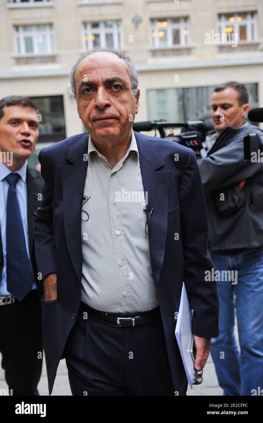Ziad Takieddine, franco-libanais, flanqué de son avocat, Ludovic Landivau (L), arrive au tribunal des crimes financiers de Paris le 5 octobre 2011 pour une audience. Takieddine, qui était la vente intermédiaire de sous-marins au Pakistan et qui est accusé de fraude et de corruption dans l'aspect financier de « l'affaire Karachi », a demandé au président français Nicolas Sarkozy de supprimer le secret pour des raisons de sécurité nationale sur les contrats de vente d'armes français au Pakistan et à l'Arabie saoudite dans les années 90, Il a déclaré à BFM TV French TV le 29 septembre 2011. Photo de Mousse/ABACAPRESS.COM Banque D'Images
