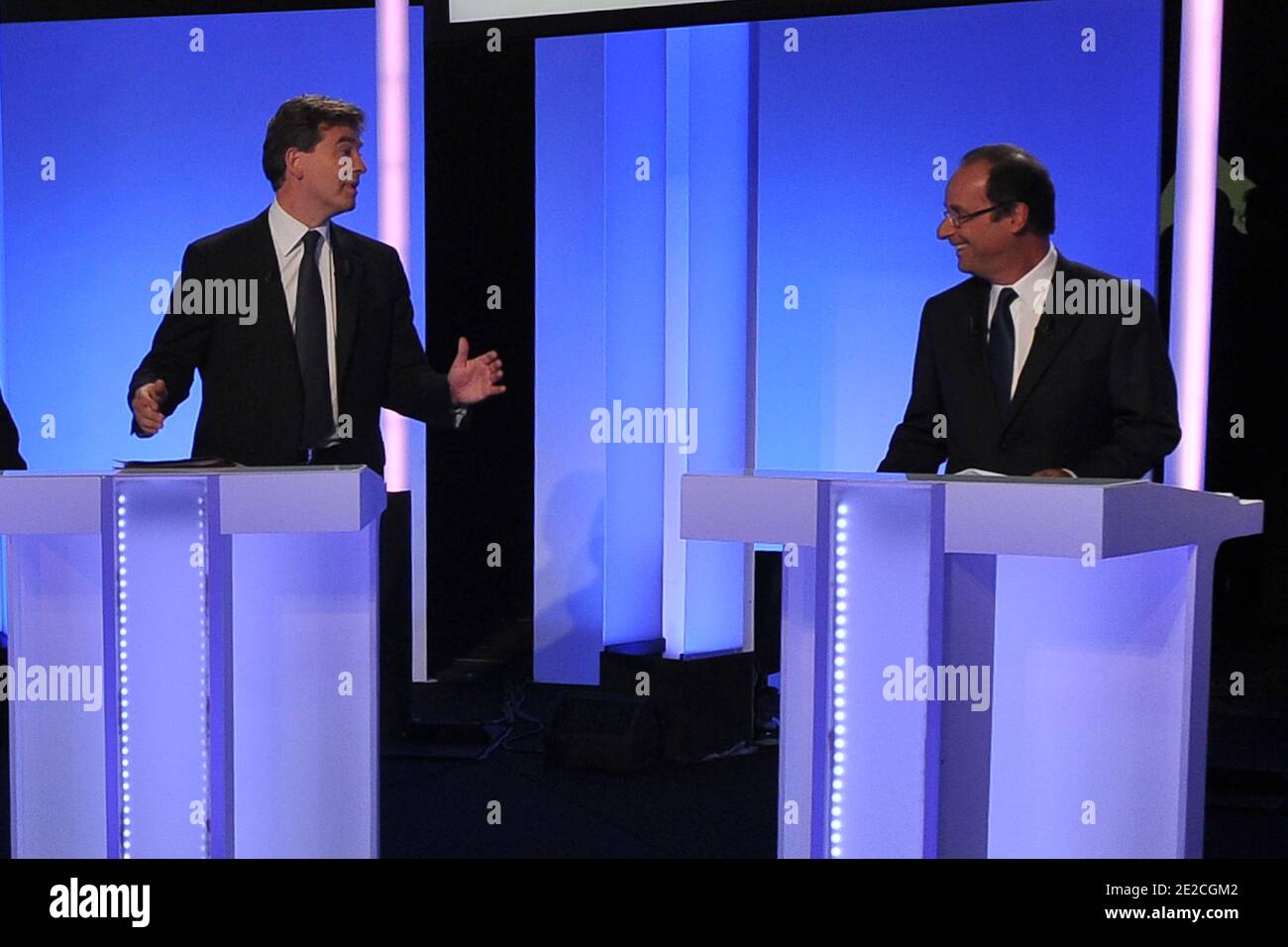 (LtoR) les candidats français aux élections primaires du parti socialiste (PS) de 2011 photographiés avant l'élection présidentielle française de 2012, Arnaud Montebourg et François Hollande assistent à un débat télévisé sur la chaîne de télévision française BFMTV, Paris, France, le 5 2011 octobre. Photo de Christophe Guibbbaud/ABACAPRESS.COM Banque D'Images