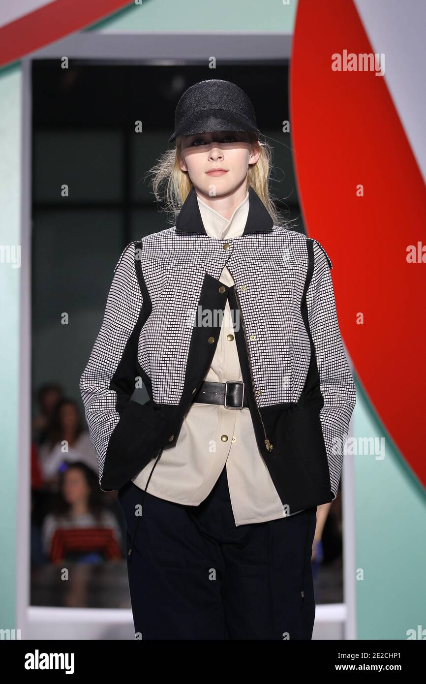 Un mod le pr sente une cr ation des designers Humberto Leon et