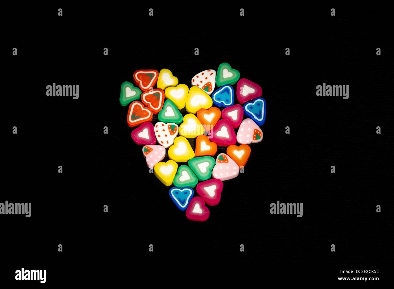 Coeur en bonbons en forme de coeur. Concept de Valentin minimal Banque D'Images
