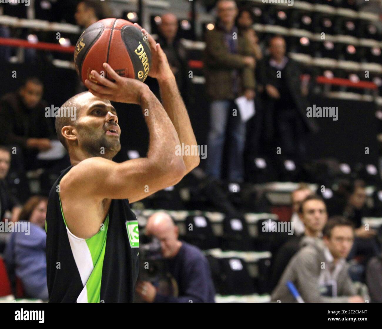 Le joueur de basket-ball Tony Parker lors de sa première session  d'entraînement avec l'équipe is New, Asvel Villeurbanne au stade Astroballe  de Villeurbanne, France, le 10 octobre 2011. Parker jouera pour le