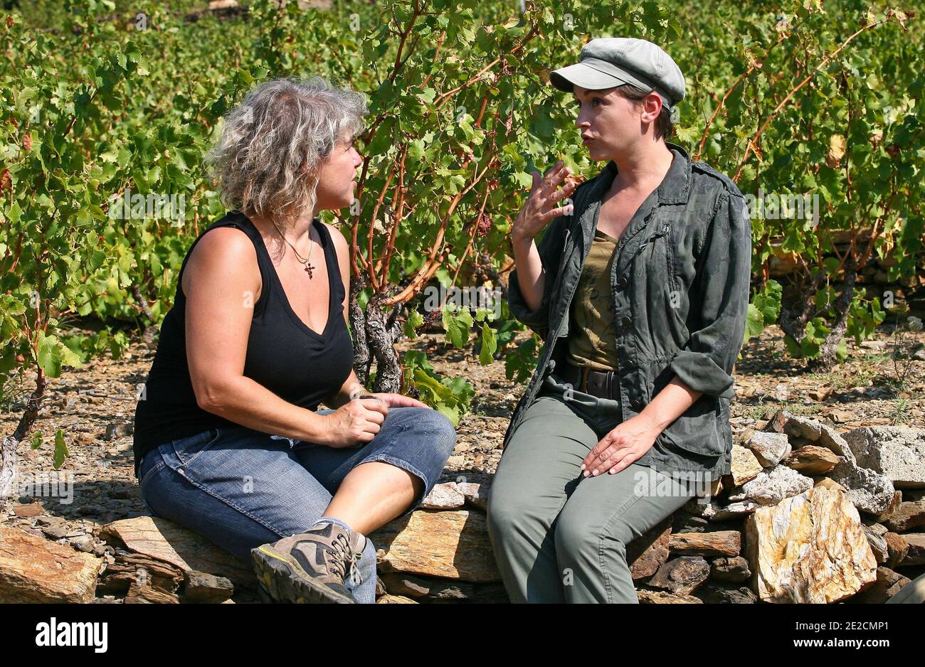 La journaliste française Sophie Jovillard et le propriétaire du domaine  viticole de Laetitia Petri-Geraud du Haut-Douy pendant le tournage de  l'émission télévisée de France 5 'Echapes belless', ayant pour thème le  département