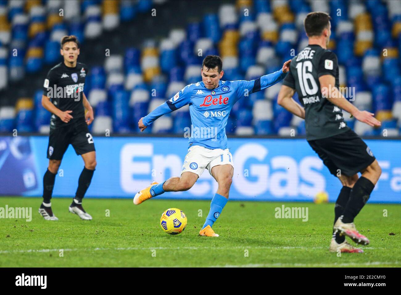 Le buteur mexicain de SSC Napoli Hirving Lozano s'est comparé au gardien de but italien d'Empoli Jacopo Furlan lors du match de football de la coupe d'italie SSC Napoli vs Empoli. Banque D'Images Le buteur mexicain de SSC Napoli Hirving Lozano s'est comparé au gardien de but italien d'Empoli Jacopo Furlan lors du match de football de la coupe d'italie SSC Napoli vs Empoli. Banque D'Images