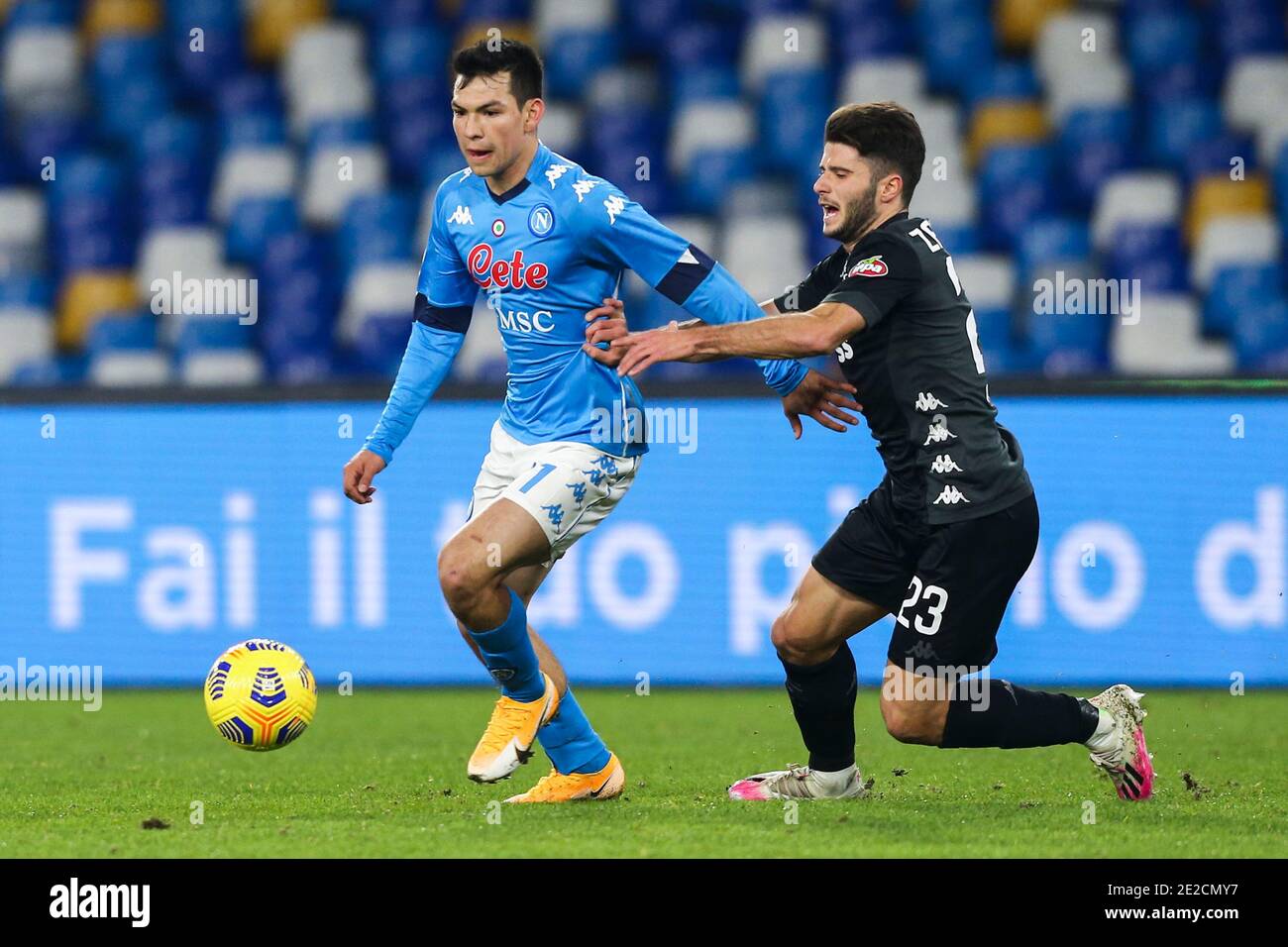 Le buteur mexicain de SSC Napoli Hirving Lozano défie le ballon avec le défenseur italien d'Empoli Davide Zappella lors du match de football de la coupe italienne SSC Napoli vs Empoli. Banque D'Images Le buteur mexicain de SSC Napoli Hirving Lozano défie le ballon avec le défenseur italien d'Empoli Davide Zappella lors du match de football de la coupe italienne SSC Napoli vs Empoli. Banque D'Images