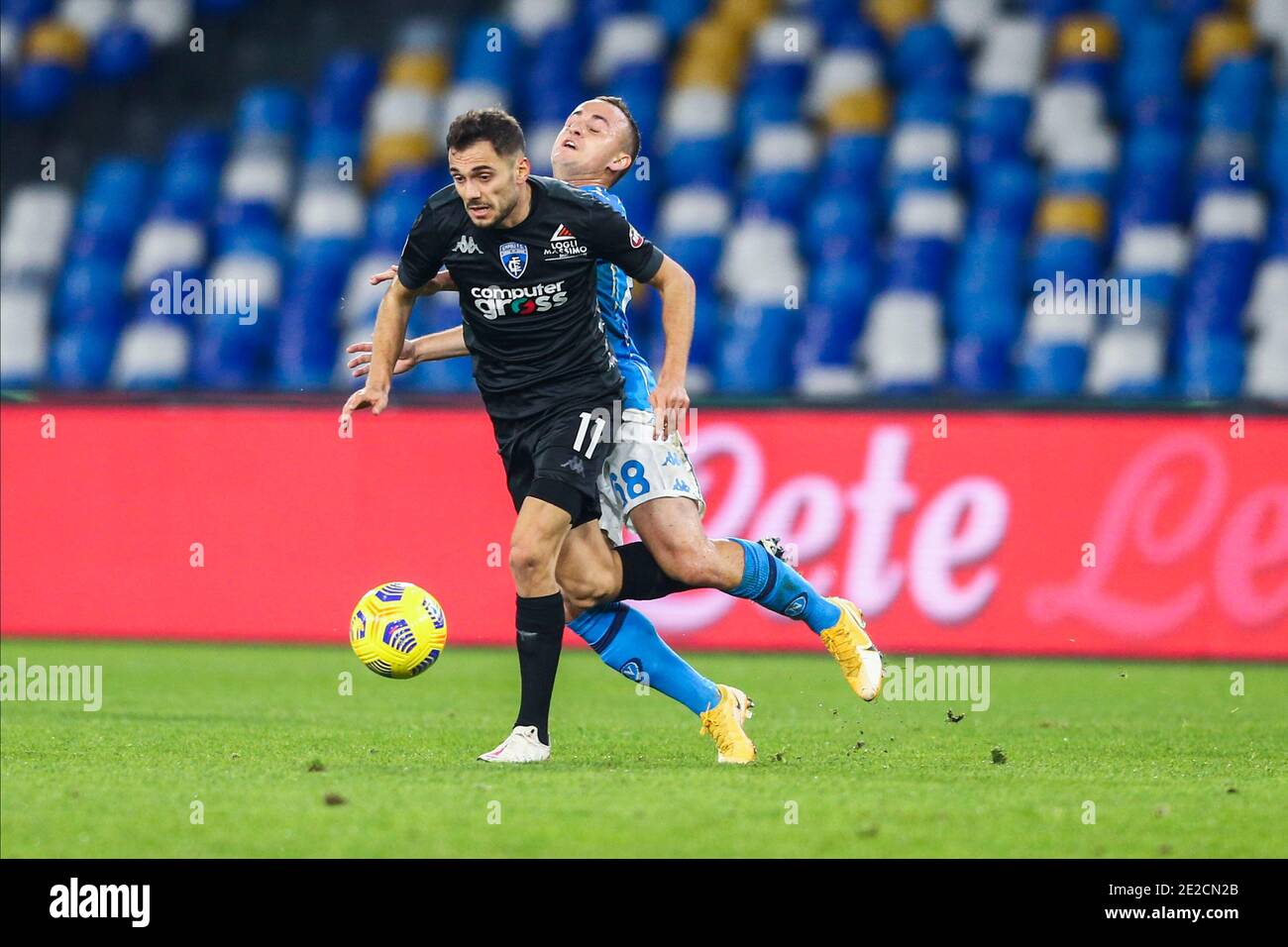 Nedim Bajrami, le milieu de terrain suisse d'Empoli, défie le ballon avec Stanislav Lobotka, le milieu de terrain slovaque de la SSC Napoli lors du match de football de la coupe italienne SSC Napoli vs Empoli. Banque D'Images Nedim Bajrami, le milieu de terrain suisse d'Empoli, défie le ballon avec Stanislav Lobotka, le milieu de terrain slovaque de la SSC Napoli lors du match de football de la coupe italienne SSC Napoli vs Empoli. Banque D'Images
