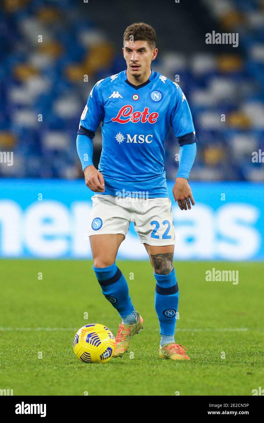 Le défenseur italien Giovanni Di Lorenzo de la SSC Napoli contrôle le ballon lors du match de football de la coupe d'italie SSC Napoli vs Empoli. Banque D'Images Le défenseur italien Giovanni Di Lorenzo de la SSC Napoli contrôle le ballon lors du match de football de la coupe d'italie SSC Napoli vs Empoli. Banque D'Images