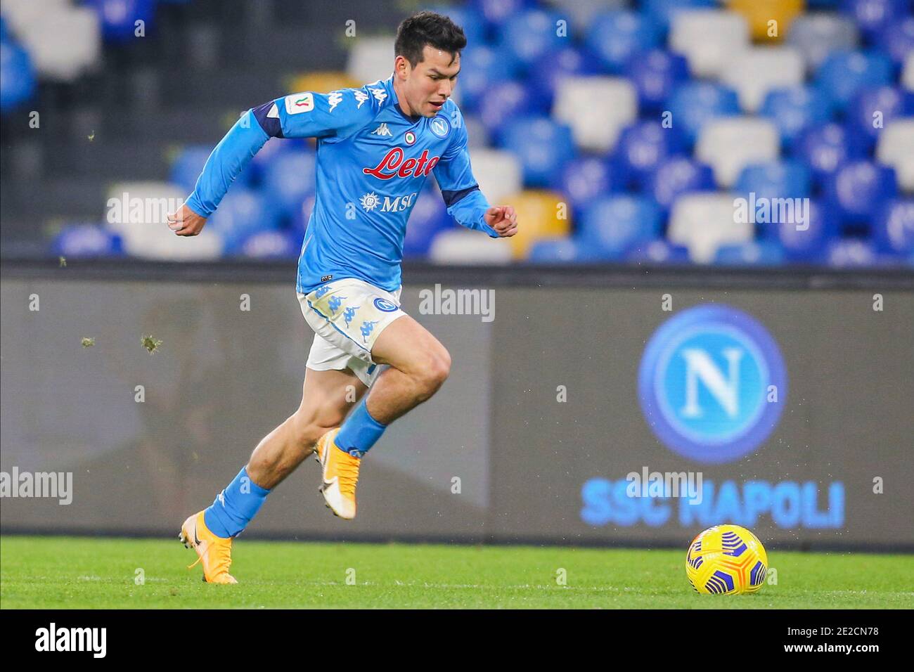Le buteur mexicain de SSC Napoli Hirving Lozano contrôle le ballon lors du match de football de la coupe d'italie SSC Napoli vs Empoli. Banque D'Images Le buteur mexicain de SSC Napoli Hirving Lozano contrôle le ballon lors du match de football de la coupe d'italie SSC Napoli vs Empoli. Banque D'Images