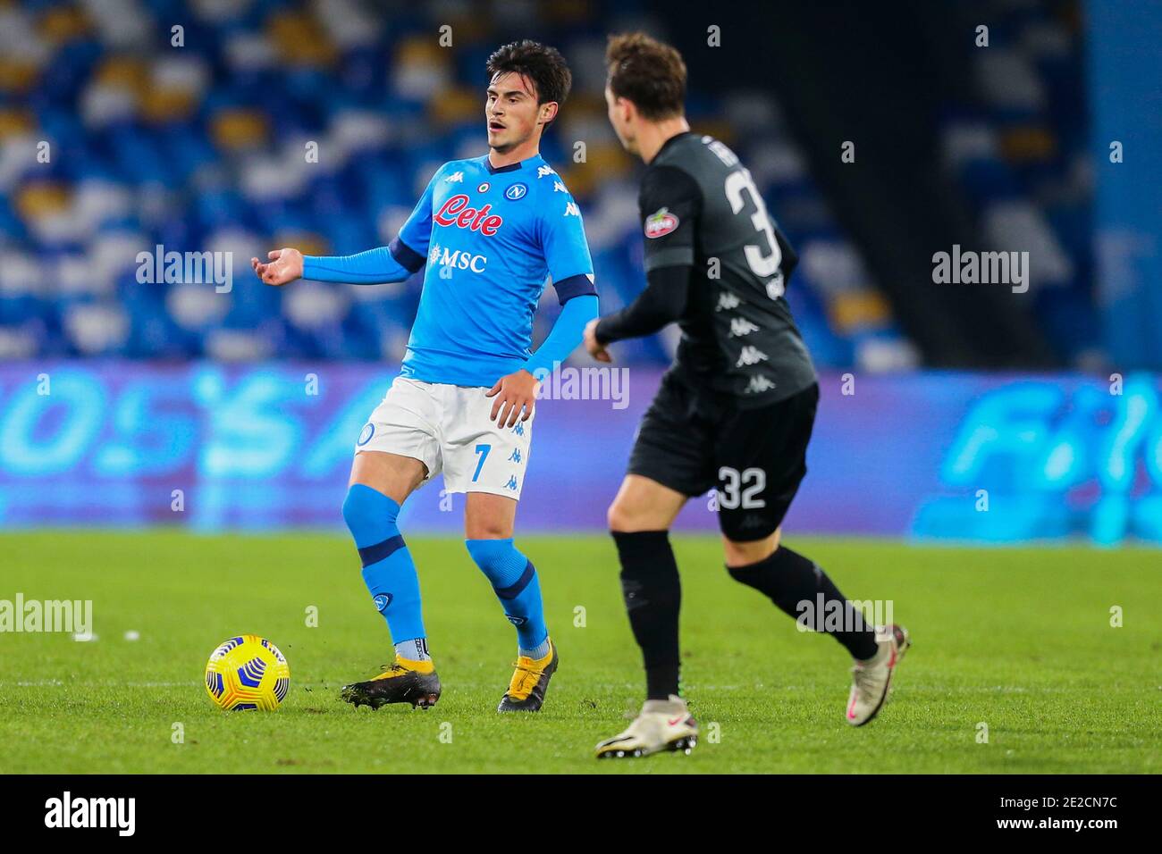 Eljif Elmas, milieu de terrain macédonien de SSC Napoli, contrôle le ballon lors du match de football de la coupe d'italie SSC Napoli vs Empoli. Banque D'Images Eljif Elmas, milieu de terrain macédonien de SSC Napoli, contrôle le ballon lors du match de football de la coupe d'italie SSC Napoli vs Empoli. Banque D'Images