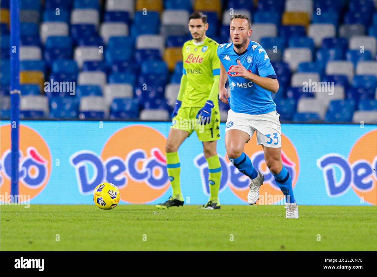 Amir Rrahmani, défenseur kosovari de SSC Napoli, contrôle le ballon lors du match de football de la coupe d'italie SSC Napoli vs Empoli. Banque D'Images Amir Rrahmani, défenseur kosovari de SSC Napoli, contrôle le ballon lors du match de football de la coupe d'italie SSC Napoli vs Empoli. Banque D'Images