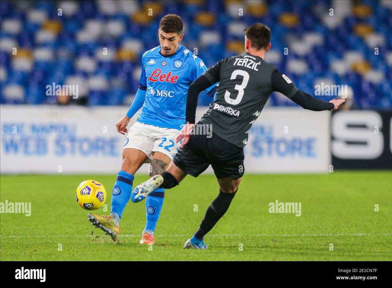 Le défenseur italien Giovanni Di Lorenzo de la SSC Napoli conteste le ballon avec le défenseur serbe d'Empoli Aleksa Terzic lors du match de football de la coupe italienne SSC Napoli vs Empoli. Banque D'Images Le défenseur italien Giovanni Di Lorenzo de la SSC Napoli conteste le ballon avec le défenseur serbe d'Empoli Aleksa Terzic lors du match de football de la coupe italienne SSC Napoli vs Empoli. Banque D'Images