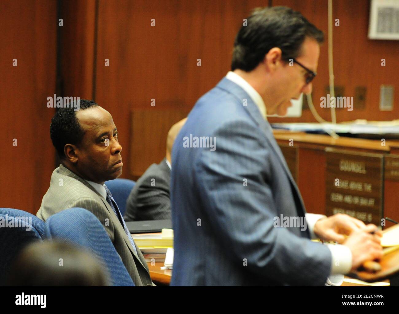 Le Dr Conrad Murray écoute alors que son avocat de la défense, Ed Chernoff Cross, examine LAPD Det. Scott Smith pendant son procès, à la mort de la pop star Michael Jackson à Los Angeles le 11 octobre 2011. Photo de Robyn Beck/Pool/ABACAUSA.COM Banque D'Images